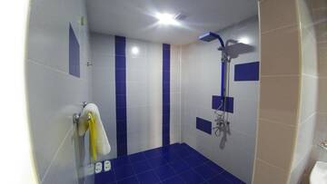 Фото номера Двухместный номер Делюкс с 1 кроватью и балконом Курортные отели Оздоровительный Центр Кросс г. Ереван 12