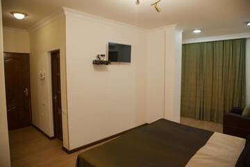Фото номера Трехместный номер с балконом Отель Hin Yerevantsi Hotel г. Ереван 5