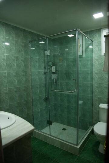 Фото номера Трехместный номер с балконом Отель Hin Yerevantsi Hotel г. Ереван 8