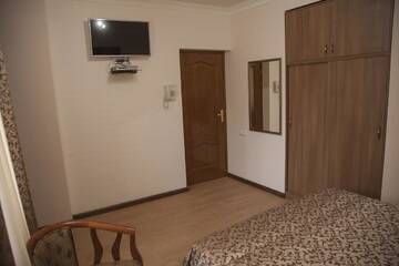 Фото номера Стандартный двухместный номер с 1 кроватью Отель Hin Yerevantsi Hotel г. Ереван 2
