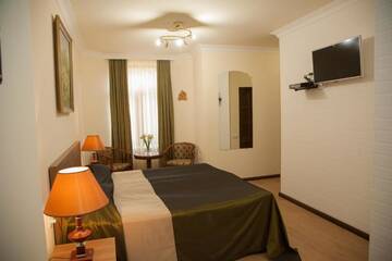 Фото номера Трехместный номер с балконом Отель Hin Yerevantsi Hotel г. Ереван 2
