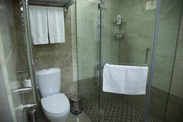 Фото номера Двухместный номер с 1 кроватью и балконом Отель Hin Yerevantsi Hotel г. Ереван 4