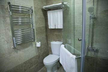 Фото номера Двухместный номер с 1 кроватью и балконом Отель Hin Yerevantsi Hotel г. Ереван 2