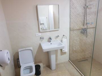 Фото номера Апартаменты с балконом Отель Cross Resort Hotel г. Ереван 9