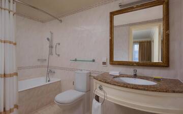 Фото номера Deluxe, Guest room, 1 King, Sofa bed Отель Armenia Marriott Hotel Yerevan г. Ереван 9