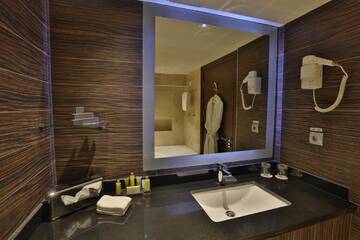 Фото номера Улучшенный номер Делюкс с 1 кроватью размера «king-size» Отель Armenia Marriott Hotel Yerevan г. Ереван 3