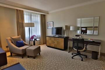 Фото номера Улучшенный номер Делюкс с 1 кроватью размера «king-size» Отель Armenia Marriott Hotel Yerevan г. Ереван 4