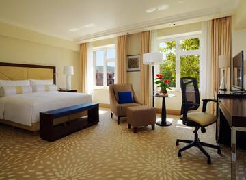 Фото номера Улучшенный номер Делюкс с 1 кроватью размера «king-size» Отель Armenia Marriott Hotel Yerevan г. Ереван 2