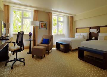 Фото номера Улучшенный номер Делюкс с 2 двуспальными кроватями Отель Armenia Marriott Hotel Yerevan г. Ереван 2