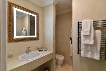 Фото номера Стандартный одноместный номер Отель Grand Hotel Yerevan - Small Luxury Hotels of the World г. Ереван 4