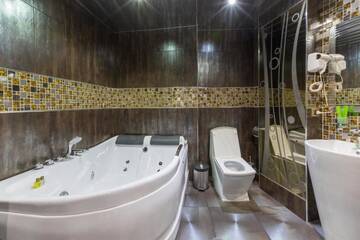 Фото номера Люкс (для 4 взрослых) Отель Green Palace Hotel г. Ереван 7