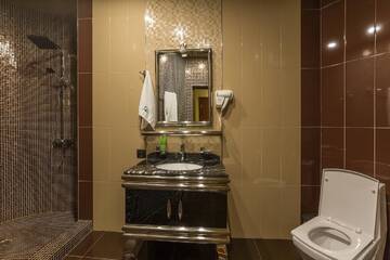 Фото номера Улучшенный люкс с гидромассажной ванной Отель Green Palace Hotel г. Ереван 2