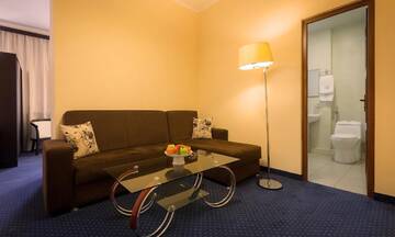 Фото номера Двухместный номер Делюкс с 1 кроватью Отель 14 Floor Hotel г. Ереван 2