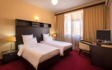 Фото номера Двухместный номер Делюкс с 2 отдельными кроватями Отель 14 Floor Hotel г. Ереван 2