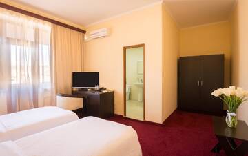 Фото номера Двухместный номер Делюкс с 2 отдельными кроватями Отель 14 Floor Hotel г. Ереван 4