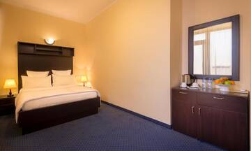 Фото номера Двухместный номер Делюкс с 1 кроватью Отель 14 Floor Hotel г. Ереван 5