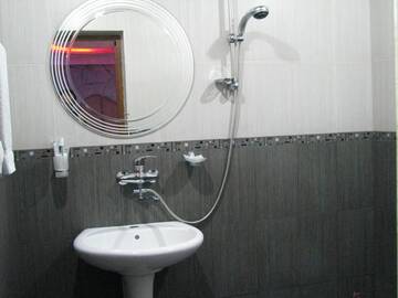 Фото номера Стандартный номер с кроватью размера &quot;queen-size&quot; Отель Princ Plaza Hotel г. Ереван 6