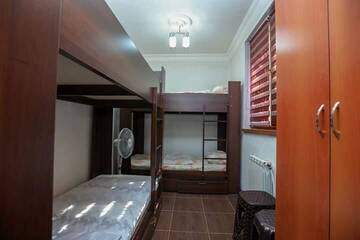 Фото номера Стандартный четырехместный номер Хостелы ETNA hostel г. Ереван 4