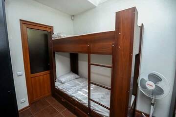 Фото номера Стандартный четырехместный номер Хостелы ETNA hostel г. Ереван 5