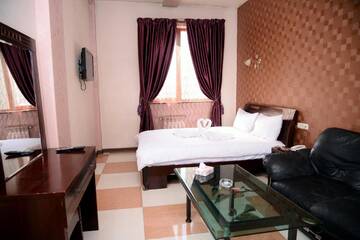 Фото номера Двухместный номер Делюкс с 1 кроватью и душем Отель Royal Plus Hotel г. Ереван 7