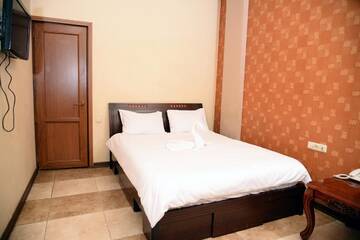 Фото номера Двухместный номер Делюкс с 1 кроватью и душем Отель Royal Plus Hotel г. Ереван 9