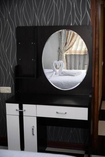 Фото номера Люкс с 2 спальнями Отель Royal Plus Hotel г. Ереван 9