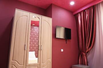 Фото номера Двухместный номер с 1 кроватью и собственной ванной комнатой Отель Lovely Hotel in Centre г. Ереван 6