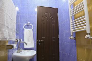 Фото номера Двухместный номер с 1 кроватью и собственной ванной комнатой Отель Lovely Hotel in Centre г. Ереван 11