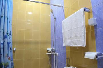 Фото номера Двухместный номер с 1 кроватью и собственной ванной комнатой Отель Lovely Hotel in Centre г. Ереван 9