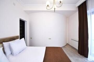 Фото номера Семейный номер с балконом Отель Patriott Hotel г. Ереван 9