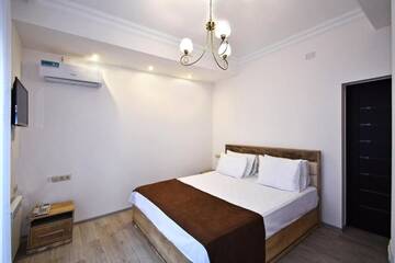 Фото номера Семейный номер с балконом Отель Patriott Hotel г. Ереван 7