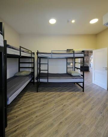 Фото номера Кровать в общем 8-местном номере для мужчин и женщин Хостелы Highland Hostel г. Ереван 21