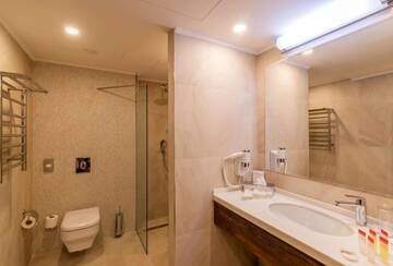 Фото номера Номер с кроватью размера «king-size» Отель Ramada Hotel &amp; Suites by Wyndham Yerevan г. Ереван 6