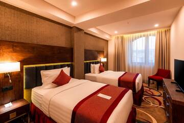 Фото номера Улучшенный люкс Отель Ramada Hotel &amp; Suites by Wyndham Yerevan г. Ереван 4