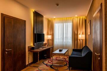 Фото номера Улучшенный люкс с 2 спальнями Отель Ramada Hotel &amp; Suites by Wyndham Yerevan г. Ереван 4