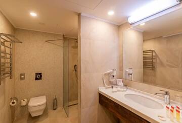Фото номера Номер с кроватью размера «king-size» Отель Ramada Hotel &amp; Suites by Wyndham Yerevan г. Ереван 3