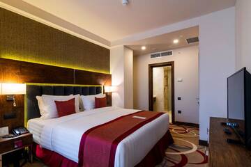 Фото номера Улучшенный люкс с 2 спальнями Отель Ramada Hotel &amp; Suites by Wyndham Yerevan г. Ереван 6