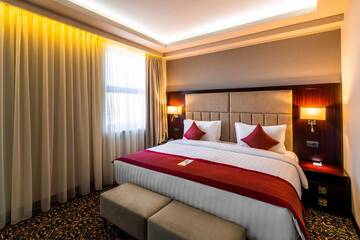 Фото номера Президентский люкс с 2 спальнями Отель Ramada Hotel &amp; Suites by Wyndham Yerevan г. Ереван 5