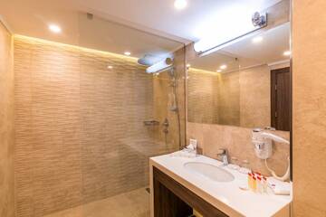Фото номера Президентский люкс с 2 спальнями Отель Ramada Hotel &amp; Suites by Wyndham Yerevan г. Ереван 6