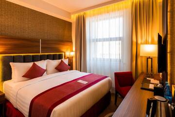 Фото номера Номер с кроватью размера «queen-size» Отель Ramada Hotel &amp; Suites by Wyndham Yerevan г. Ереван 3