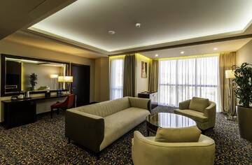 Фото номера Президентский люкс с 2 спальнями Отель Ramada Hotel &amp; Suites by Wyndham Yerevan г. Ереван 3
