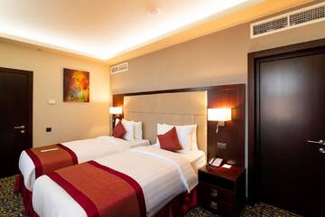 Фото номера Президентский люкс с 2 спальнями Отель Ramada Hotel &amp; Suites by Wyndham Yerevan г. Ереван 4