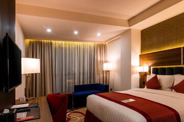 Фото номера Номер с кроватью размера «king-size» Отель Ramada Hotel &amp; Suites by Wyndham Yerevan г. Ереван 4