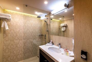 Фото номера Президентский люкс с 2 спальнями Отель Ramada Hotel &amp; Suites by Wyndham Yerevan г. Ереван 2