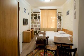Фото номера Двухместный номер Делюкс с 2 отдельными кроватями Отель Studio Boutique Hotel г. Ереван 7