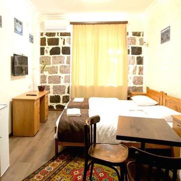 Фото номера Двухместный номер Делюкс с 2 отдельными кроватями Отель Studio Boutique Hotel г. Ереван 6