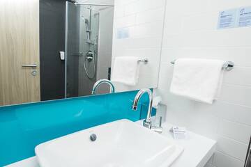 Фото номера Двухместный номер с 1 кроватью - Для некурящих Отель Holiday Inn Express - Yerevan г. Ереван 6