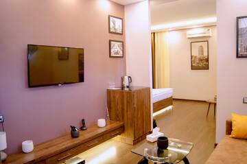 Фото номера Суперлюкс с кроватью размера &quot;king-size&quot; Отель Moscow Boutique Hotel г. Ереван 5