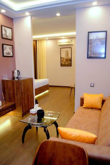 Фото номера Суперлюкс с кроватью размера &quot;king-size&quot; Отель Moscow Boutique Hotel г. Ереван 4