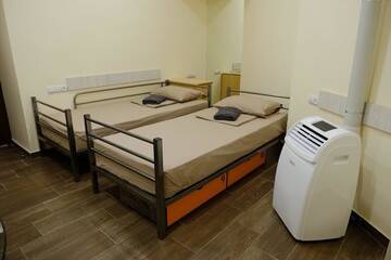 Фото номера Двухместный номер с 2 отдельными кроватями и душем Хостелы Crazy Hostel г. Ереван 8
